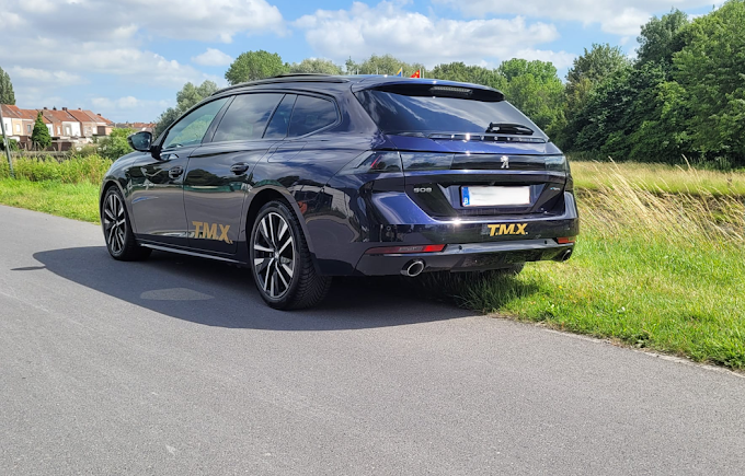 Achterzijde van de Peugeot 508 break van Taxi T.M.X.