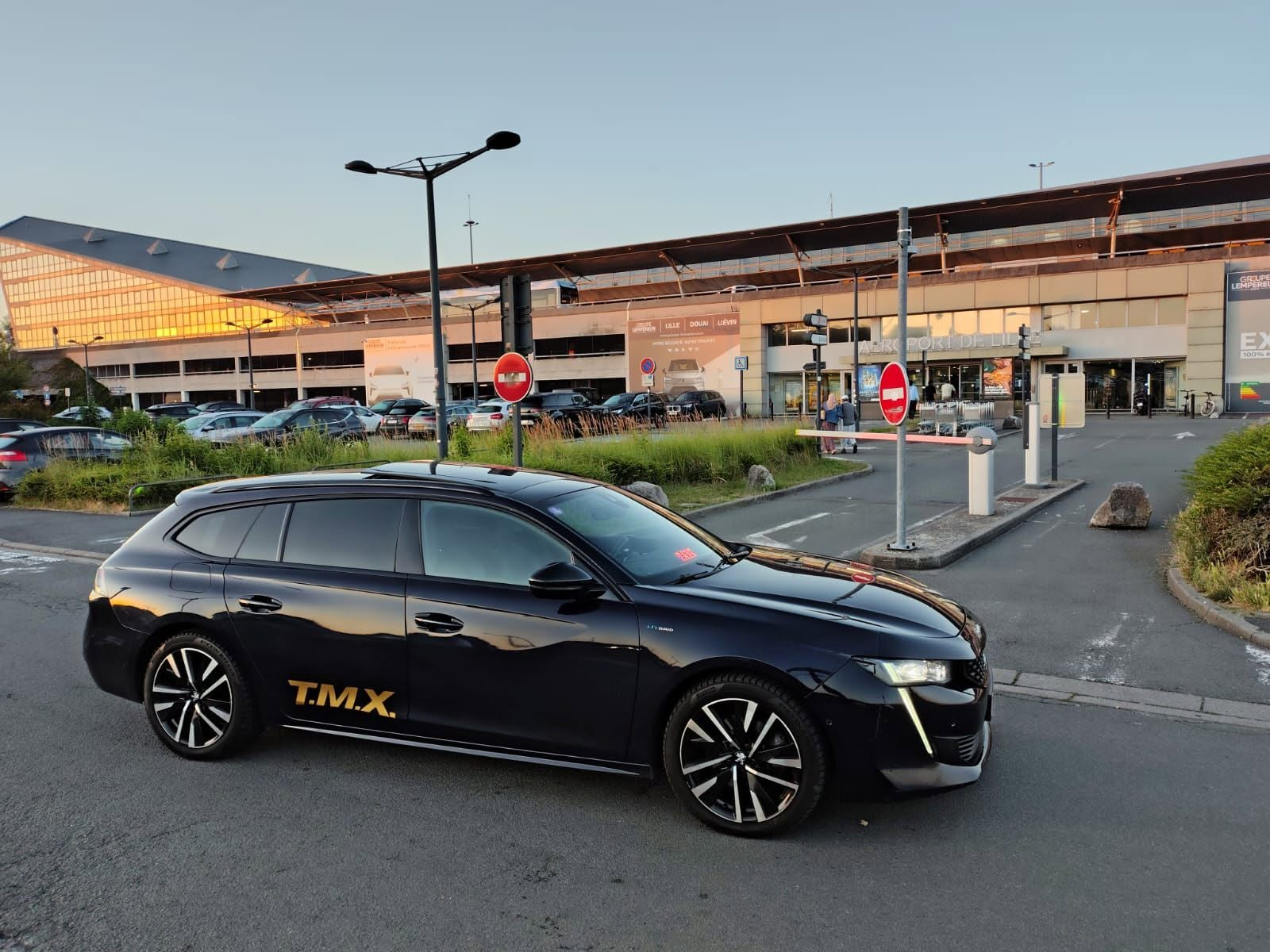 Taxi T.M.X. wacht op klanten aan de terminal van de luchthaven van Rijsel